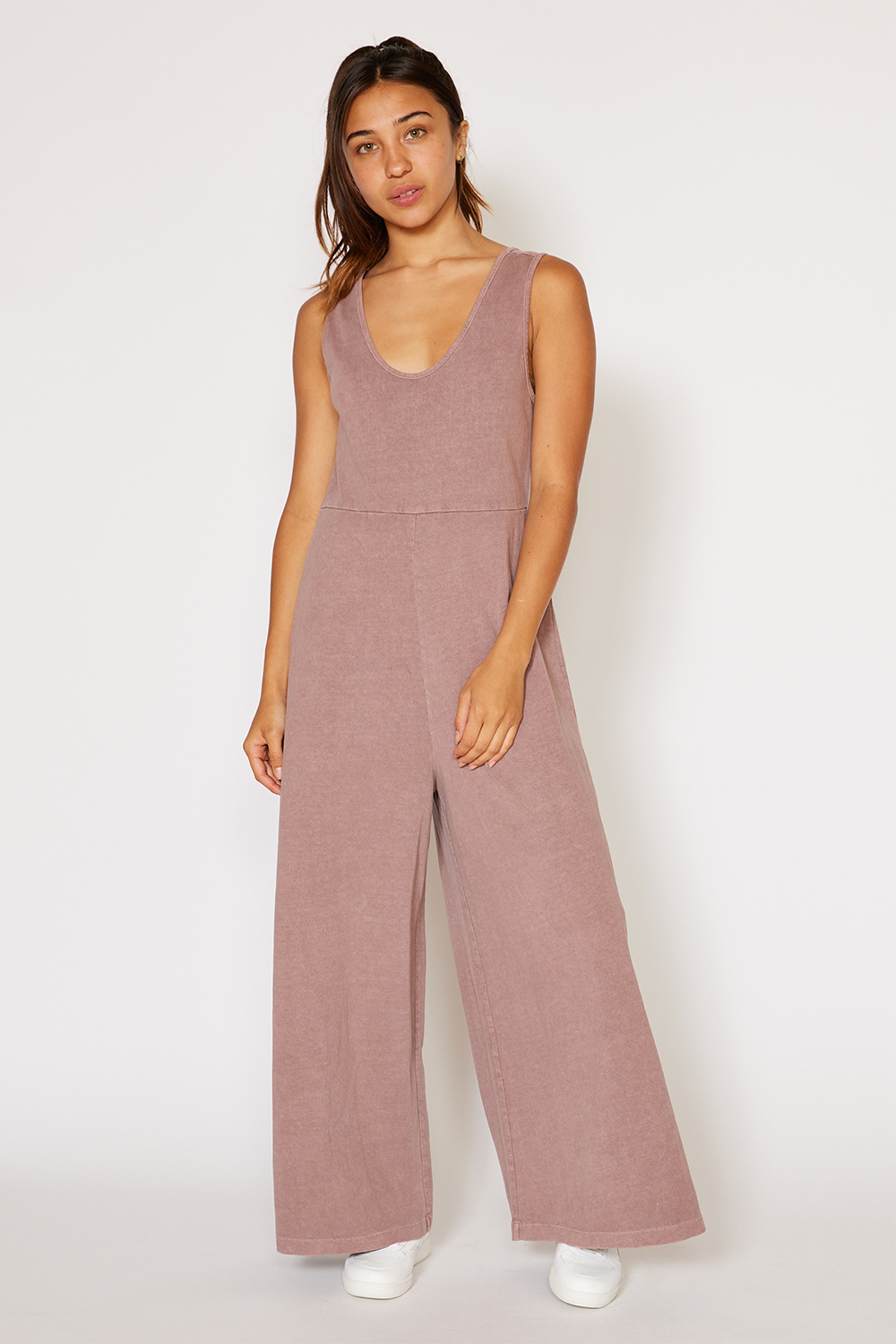 Comfy sleeveless jumpsuit with rose neutral color, waist defining seam and wide legs for flexible wears.