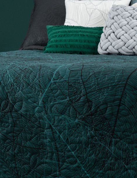 Close up 3D Emerald Emersion quilt set with foliage front and coordinating pillows.